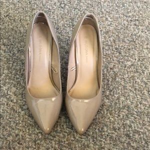 Nude pumps